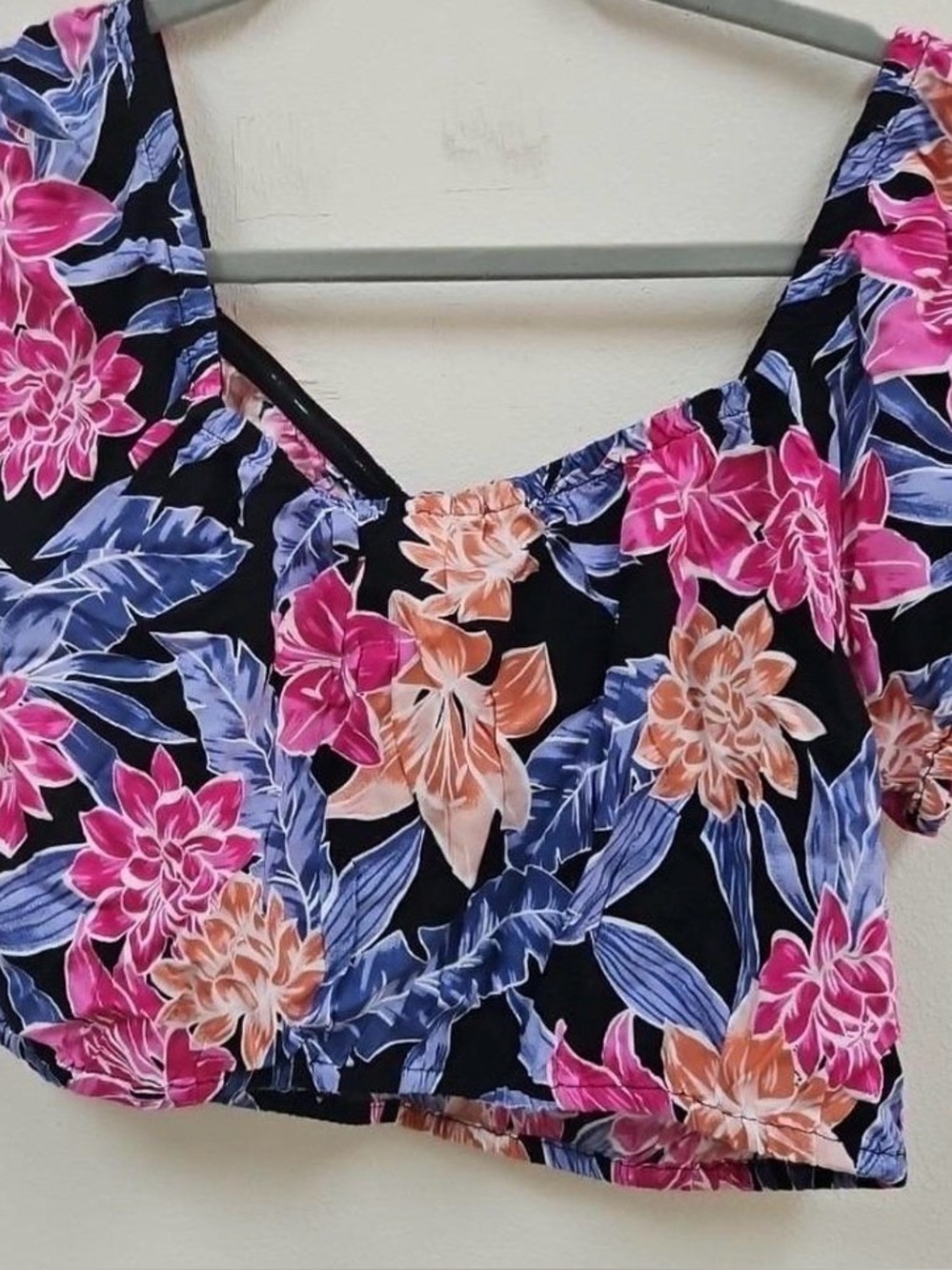 Roxy Floral V-Neck Crop Top - Black with Pink & Peach Flowers